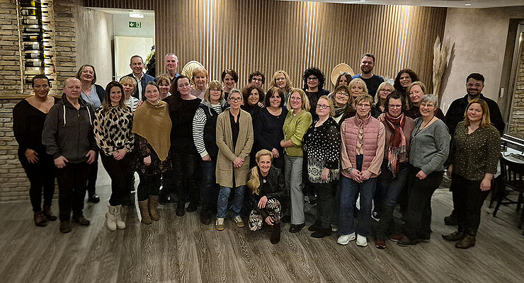 Eine große Gruppe Menschen steht zusammen.