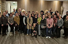 Eine große Gruppe Menschen steht zusammen.