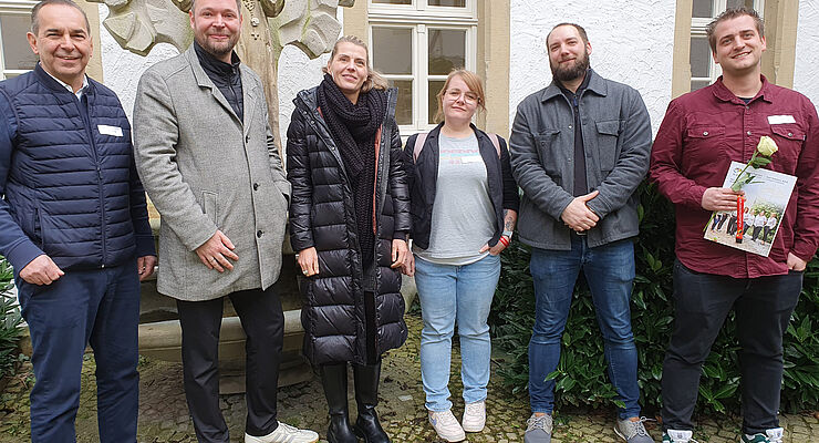 Vier Männer und zwei Frauen stehen nebeneinander.
