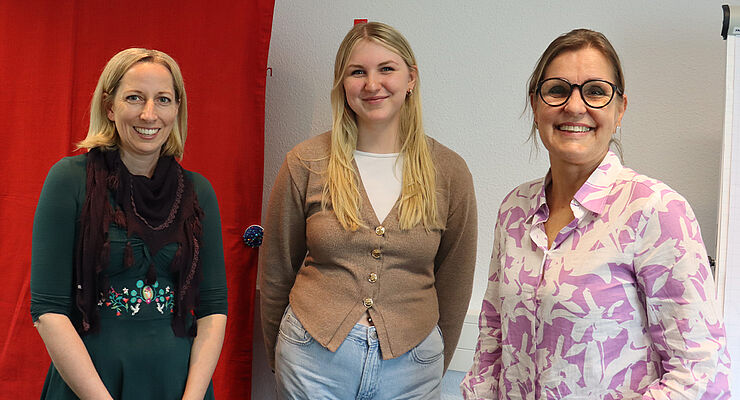 Drei Frauen stehen nebeneinander.