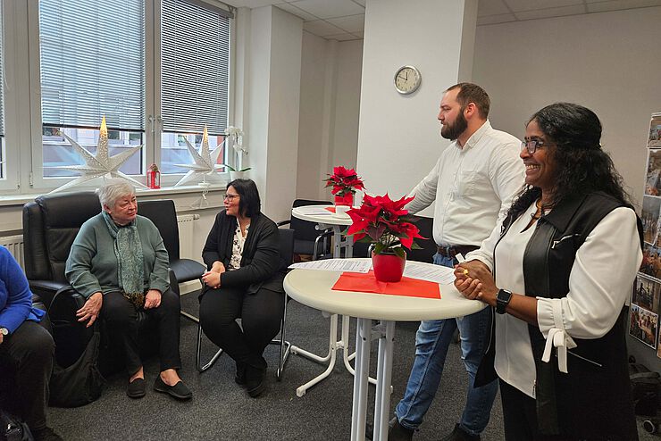 Mehrere Menschen sprechen miteinander.