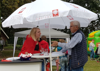 Frau Rohde berät einen Interessenten.