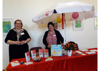 Frau Plumpe und Frau Kister am Stand der Sozialstation